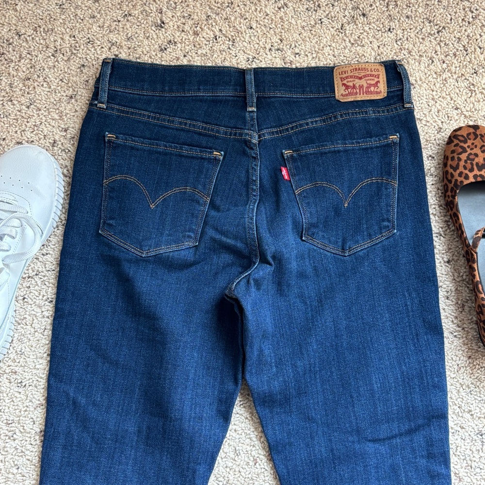 Levi Strauss Co. women’s Dark wash 311 shaping skinny jeans, size 29 - Picture 4 of 11